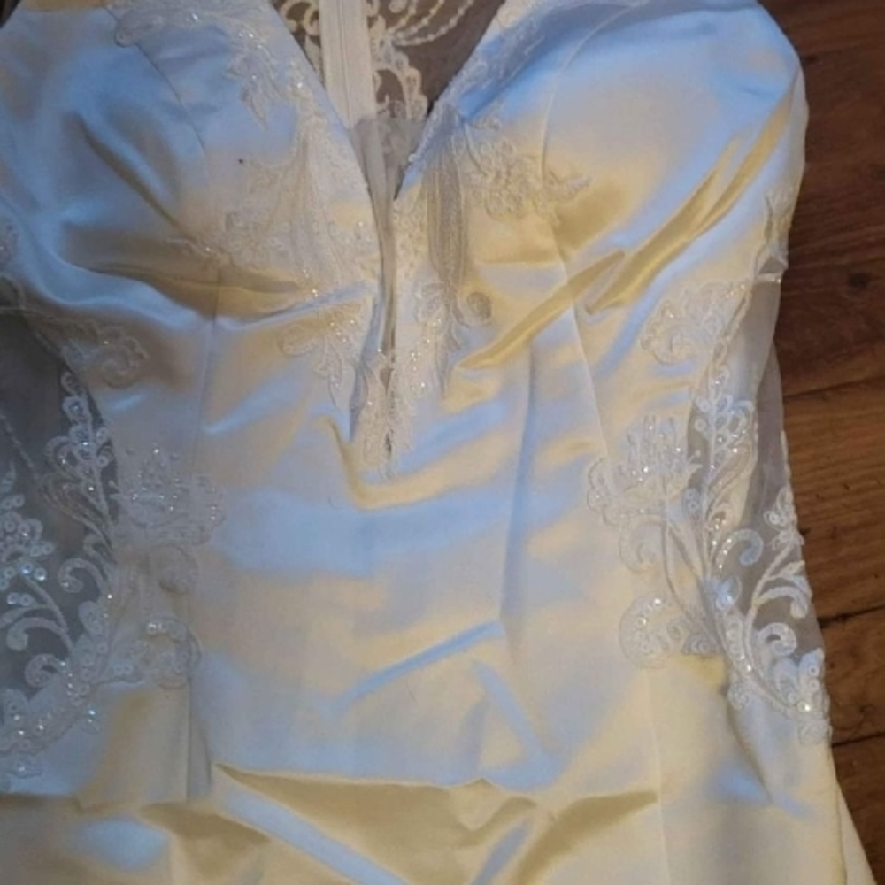 Elegant White Lace Wedding Dress